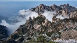 Snow and ice cover the mountain like in the movie 'Avatar' 0